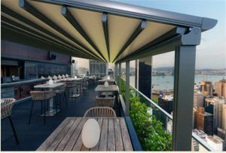 Pérgola con techo extraíble